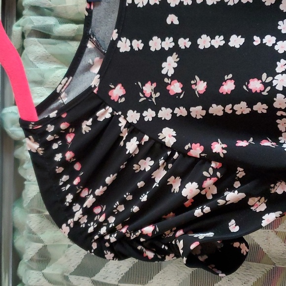 5/$25 - Floral lightweight tee - sz. S - Picture 3 of 7